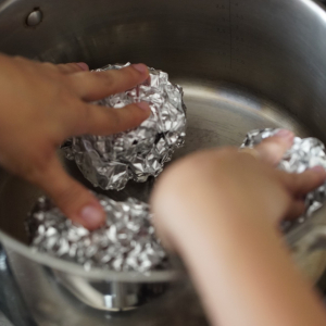 Зачем бросать шарики из фольги в кипяток: об этом трюке стоит узнать всем хозяйкам