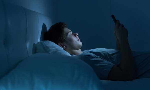 Психотерапевт назвал причины зимних проблем со сном