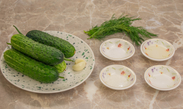 Добавьте это в пакет – и через 3 часа получатся хрустящие и вкусные малосольные огурцы